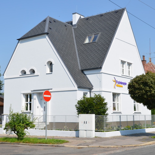 Fyzioterapie Holubova - pohled z rohu ulic Holubova a Sakařova